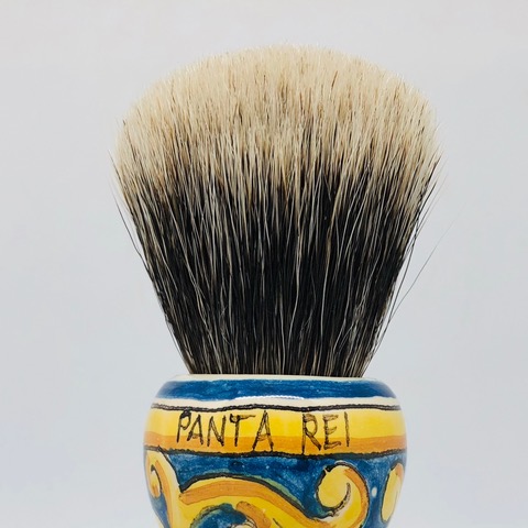 Fine knot in badger hair, extracted from a different area of ​​the animal compared to Sivlertip.  It gives the shaving a massage during the assembly (in the face or in the bowl) "present" and very invigorating, with just mentioned scrub effect. It is more rigid than the Silvertip and is one of the most popular among traditional shaving enthusiasts.